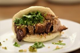 美食典故：尾牙為何要吃刈包？一窺「虎咬豬」的吉祥寓意