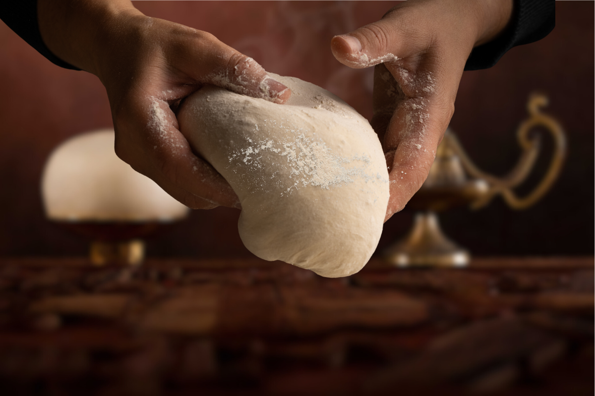 師傅進行微妙溫控，高溫熱情下呵護老麵發酵過程，確保老麵饅頭的品質與生命力。