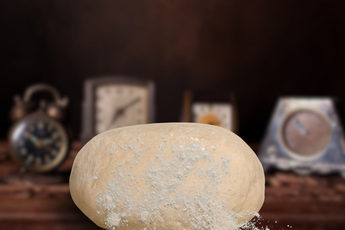 古董時鐘象徵時間醞釀，老麵糰經過8小時以上天然發酵，形成深度的風味與Q彈口感。