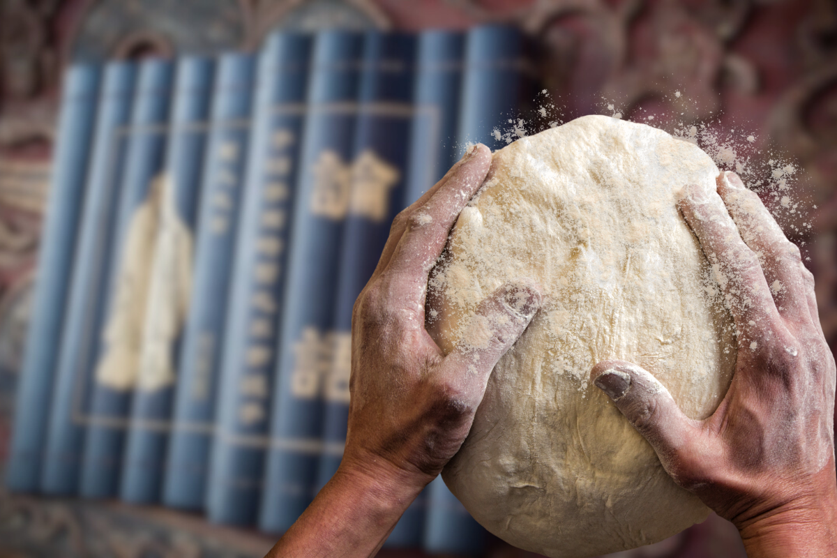 專業師傅以長年經驗手感，掌握老麵、麵粉、水和溫度的細微變化，做出有勁道的饅頭。