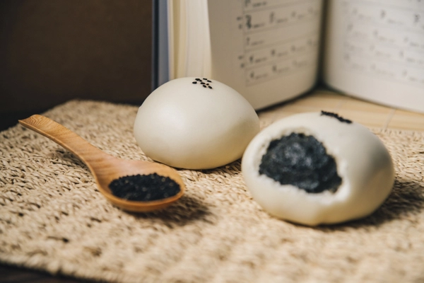 孔子饅頭【子路-芝麻包】切面特寫，內餡為濃郁芝麻泥，拌入黑糖，香氣滑入喉，是滋補養生甜點。