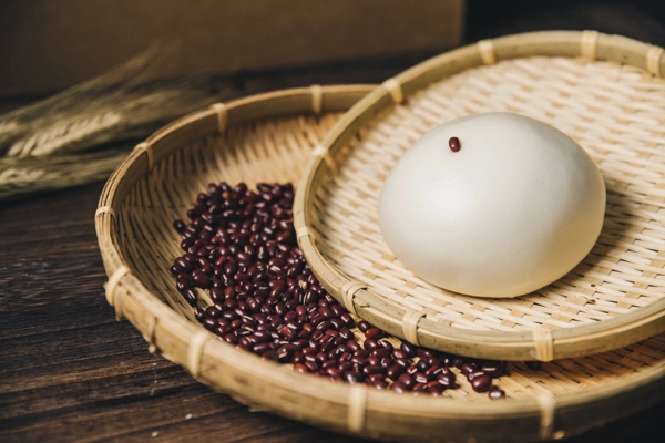 孔子饅頭【子夏紅豆沙包】外型特寫,老麵圓潤外皮,是含高鐵高纖的養生紅豆沙甜品。