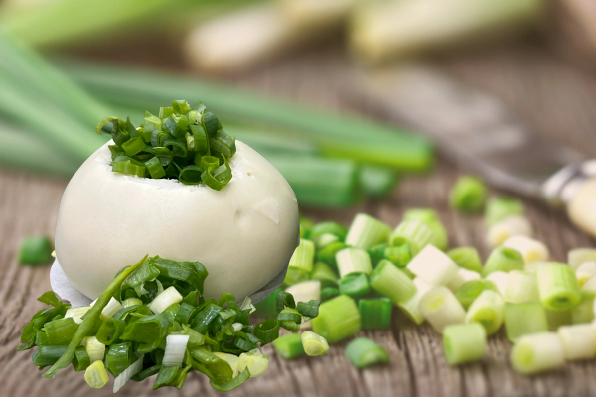 孔子饅頭【子貢-鮮蔥花捲】外型特寫，老麵揉製的花捲，表面可見新鮮青蔥和少量芝麻，鹹香有嚼勁。