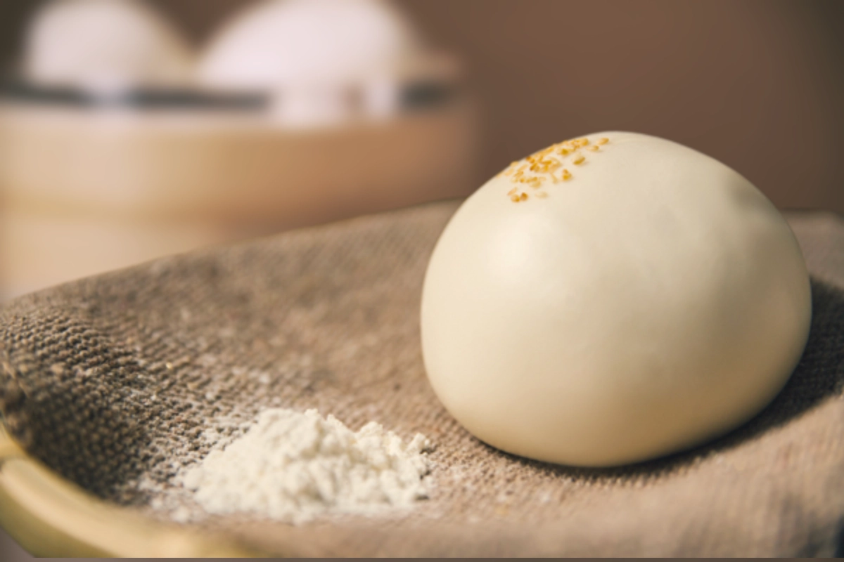 孔子饅頭經典原味老麵饅頭，展現光滑飽滿的Q彈紮實的質感