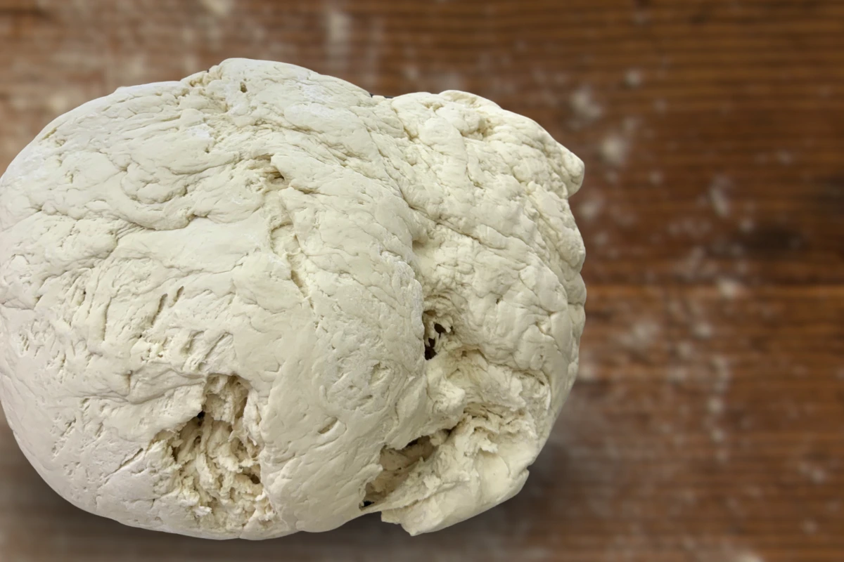 老麵發酵中的麵糰，展現自然發酵的蓬鬆狀態