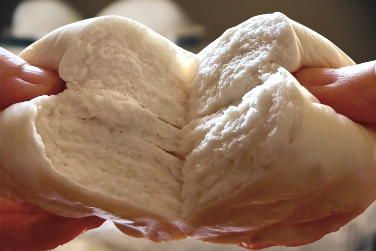 老麵饅頭內部層次結構，展現8小時自然發酵的柔軟質地與氣孔