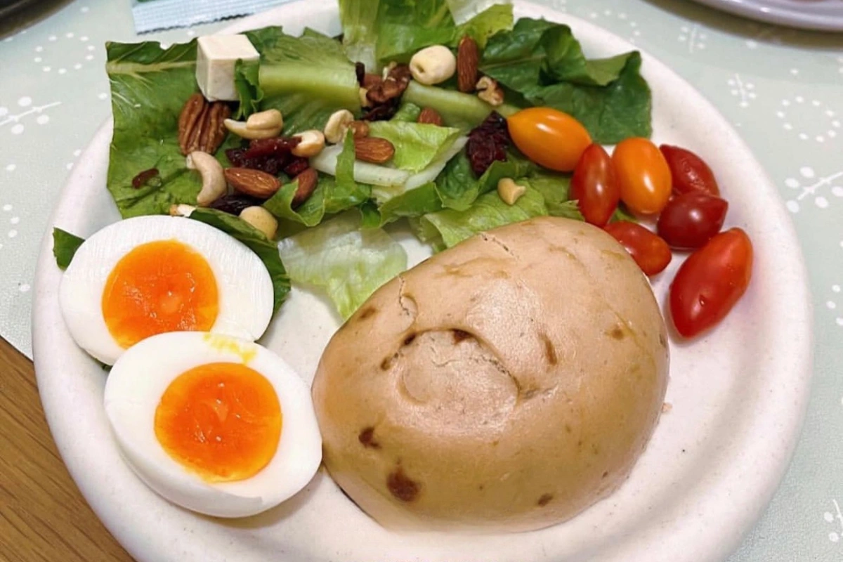 老麵饅頭健康飲食搭配，搭配蛋白質和蔬菜