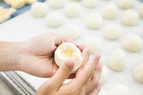 我們將僅有12銀兩起的每一顆饅頭包子,都視為我們眼中的瞳人,手裡的至寶。